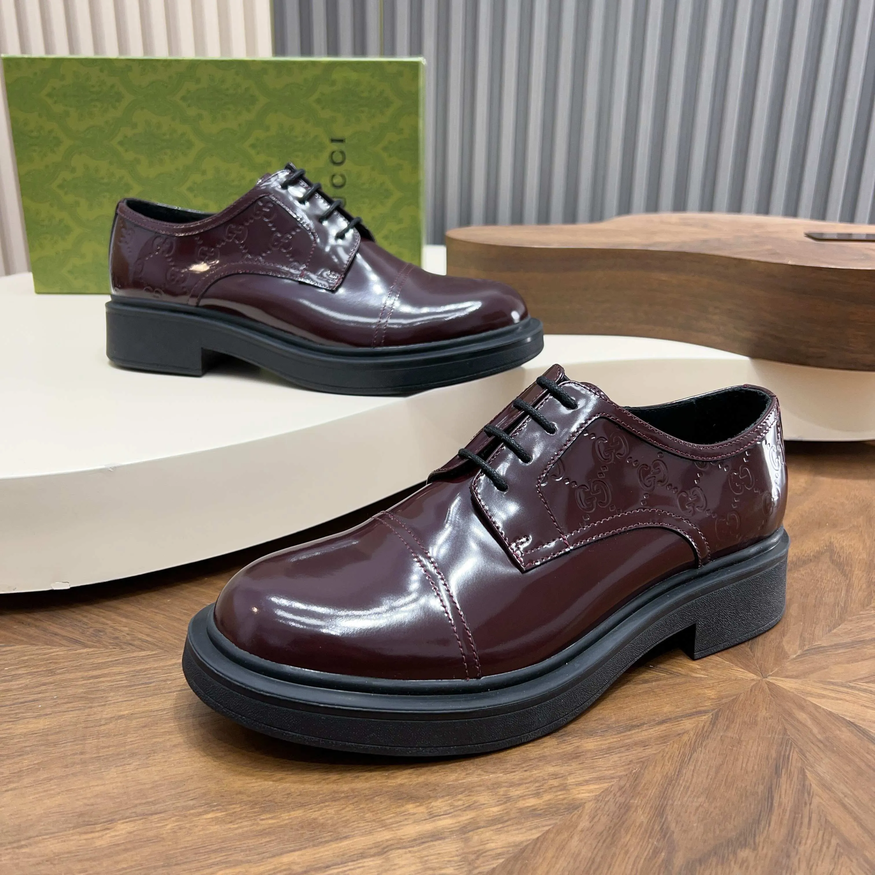 💰780 Gucci/Gucci new men’s lace-up shoes with GG details, matte cow leather derby shoes! The design of this men's lace-up shoe is rooted in the brand's heritage. Crafted from premium waxed cow leather, it is embellished with GG printed embossed suede leather details, a nod to Gucci's iconic monogram. The rubber sole decorated with GG pattern adds a touch of modern fashion to this design. Typical three-joint style design. European and American classic version, full calfskin lining. The overall upper texture is soft and the lining is comfortable and breathable. 2CM thickened soft rubber sole, easy to control. Versatile and stylish upper foot, multiple colors available to meet different matching needs, complete package! Size: 39-40-41-42-43-44 leather shoe size (38.45.46 can be customized)
